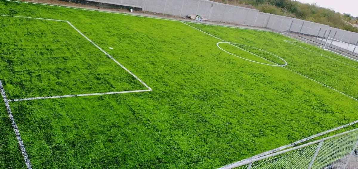 Detalle del pasto sintético de la cancha de fútbol 7 en Mazatlán, Sinaloa