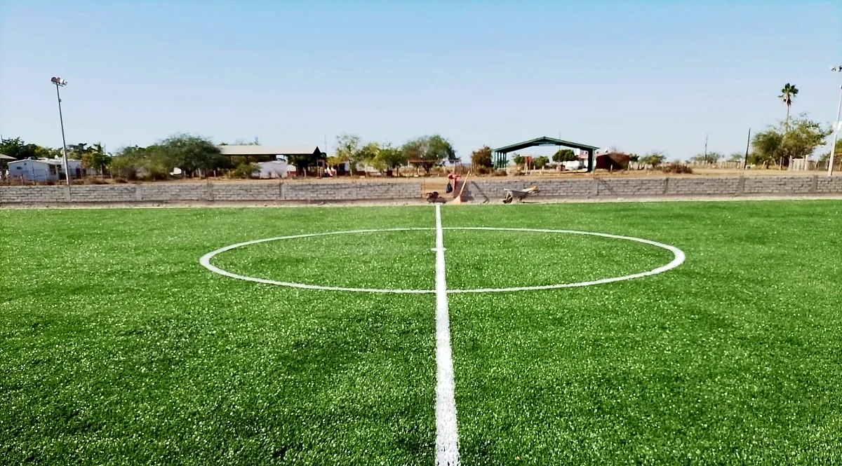 Cancha de fútbol 7 con pasto sintético en Gobierno Municipal Guasave, Sinaloa: la cancha desde la línea lateral