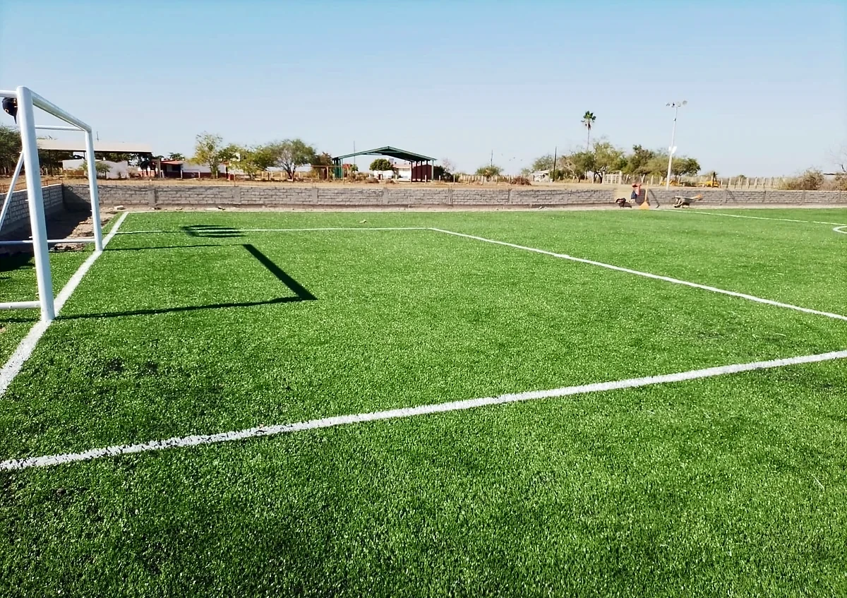 Cancha de fútbol 7 con pasto sintético en Gobierno Municipal Guasave, Sinaloa: otra vista de la cancha de fútbol 7