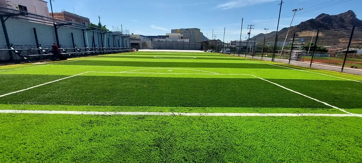 Cancha de fútbol 5 con pasto sintético en Instituto Regional Norte A.c., Guaymas