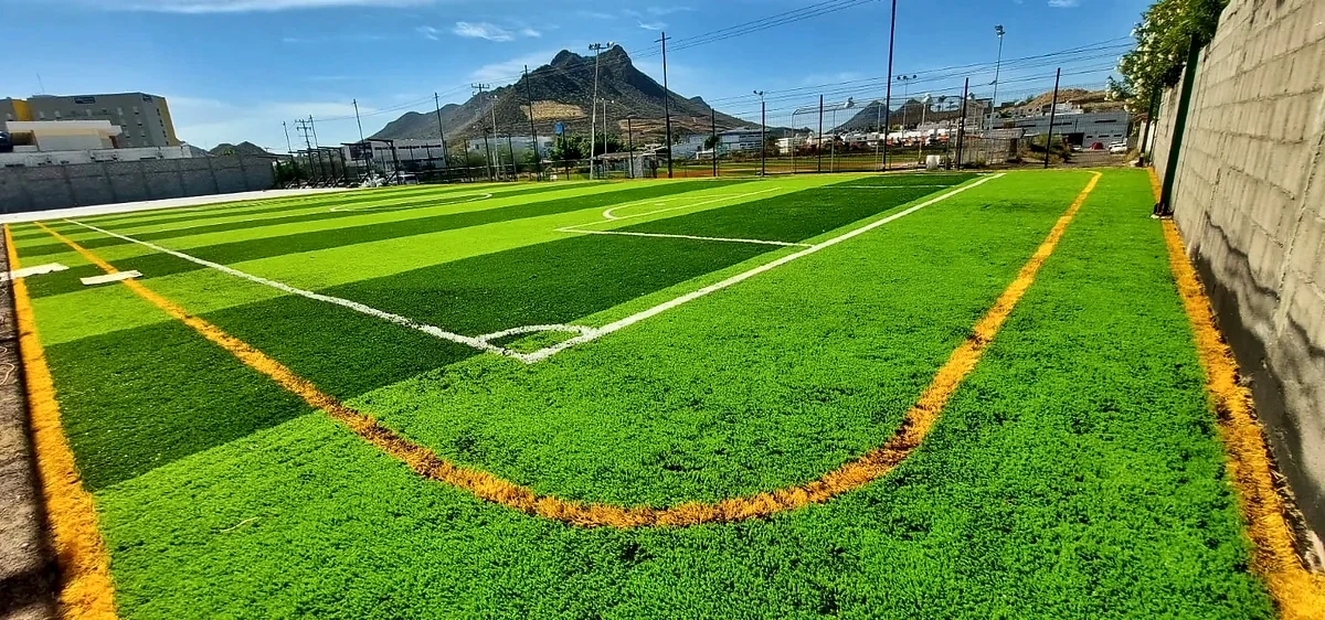 Cancha de fútbol 5 con pasto sintético en Instituto Regional Norte A.c., Guaymas, Sonora: la cancha desde la línea lateral