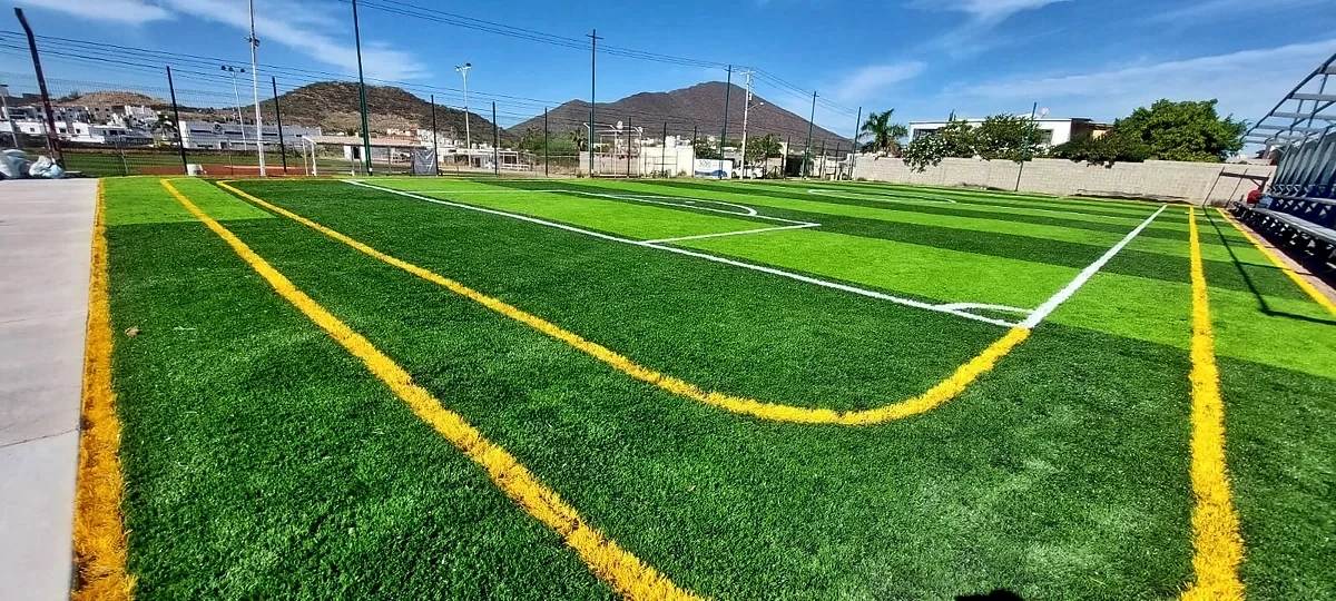 Cancha de fútbol 5 con pasto sintético en Instituto Regional Norte A.c., Guaymas, Sonora: otra vista de la cancha