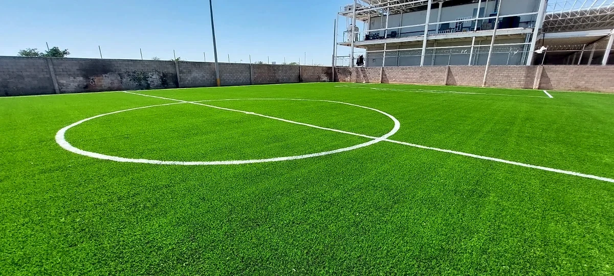 Cancha de fútbol 7 con pasto sintético en Hermosillo, Sonora: líneas de juego insertadas en el mismo pasto