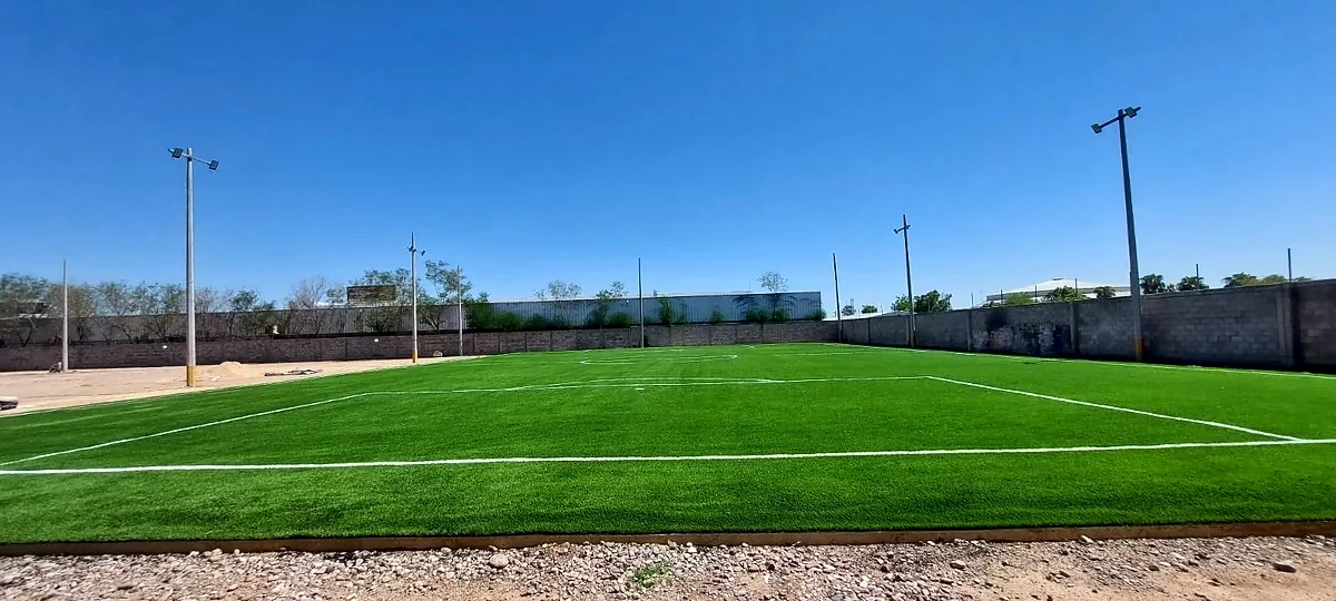Cancha de fútbol 7 con pasto sintético en Hermosillo, Sonora: pasto sintético deportivo recién cepillado