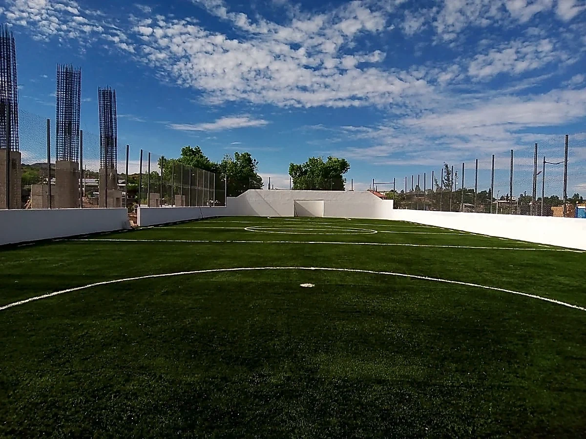 Cancha de fútbol rápido con pasto sintético en Nogales, Sonora