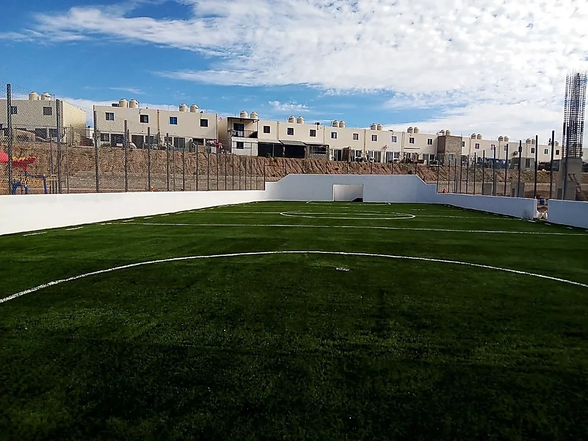 Cancha de fútbol rápido con pasto sintético en Nogales, Sonora: líneas de juego insertadas en el pasto