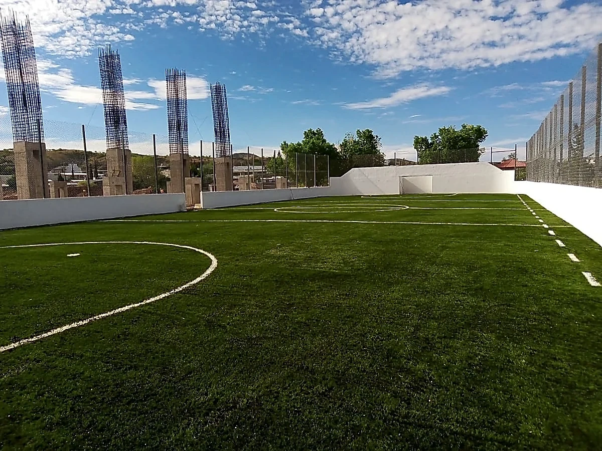 Cancha de fútbol rápido con pasto sintético en Nogales, Sonora: la cancha desde la línea lateral