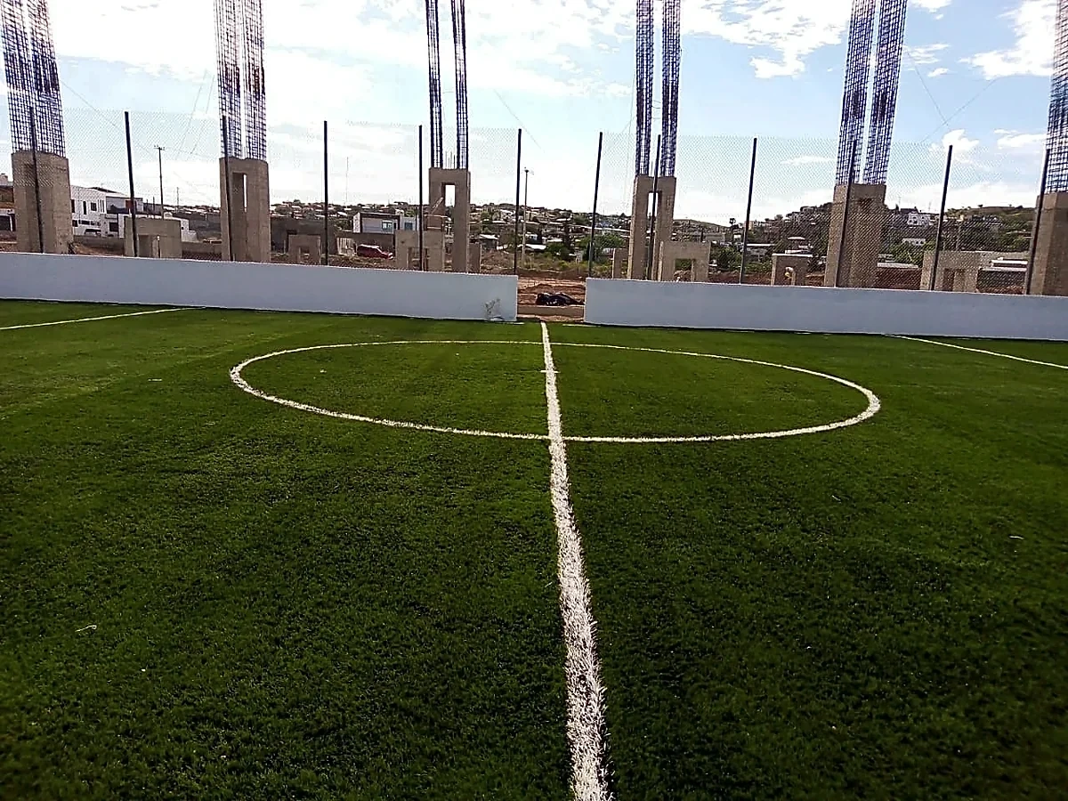 Cancha de fútbol rápido con pasto sintético en Nogales, Sonora: otra vista de la cancha