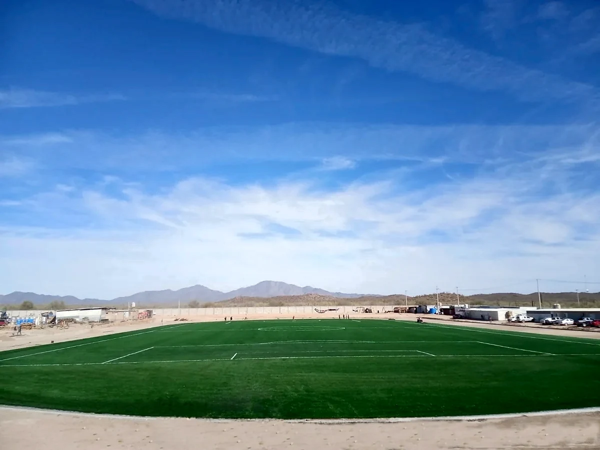 Cancha de fútbol soccer con pasto sintético en Caborca, Sonora