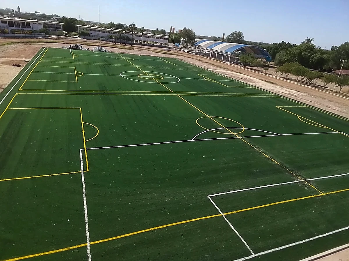 Cancha de fútbol soccer con pasto sintético en Colegio Teresiano de la Veracruz, Ciudad Obregón, Sonora: líneas de juego insertadas en el pasto