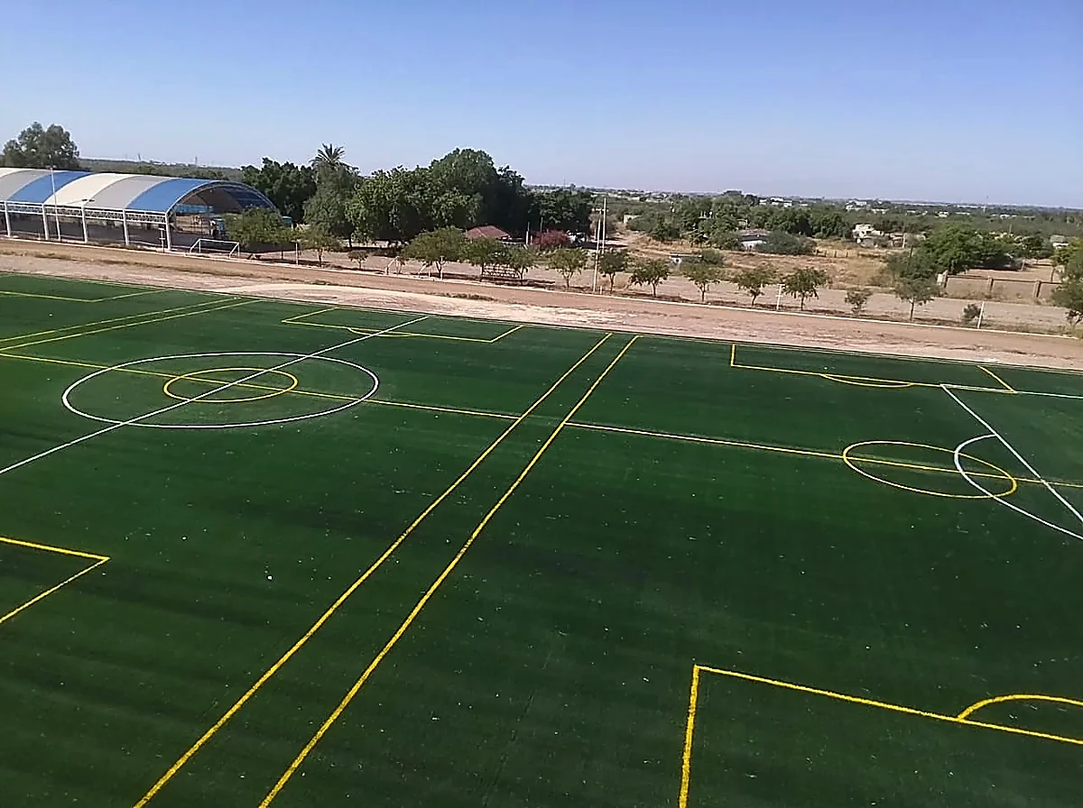 Cancha de fútbol soccer con pasto sintético en Colegio Teresiano de la Veracruz, Ciudad Obregón, Sonora: otra vista de la cancha