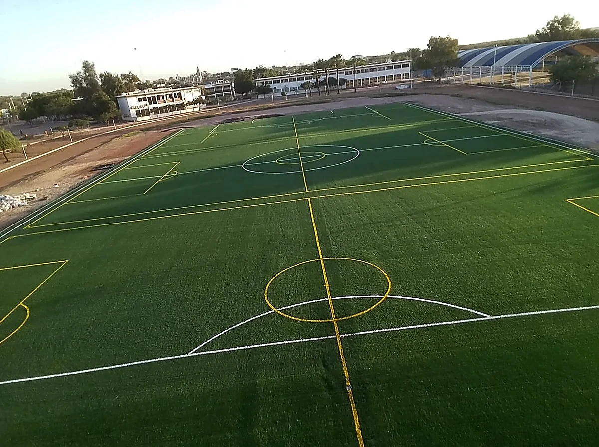Cancha de fútbol soccer con pasto sintético en Colegio Teresiano de la Veracruz, Ciudad Obregón, Sonora: pasto sintético deportivo recién cepillado