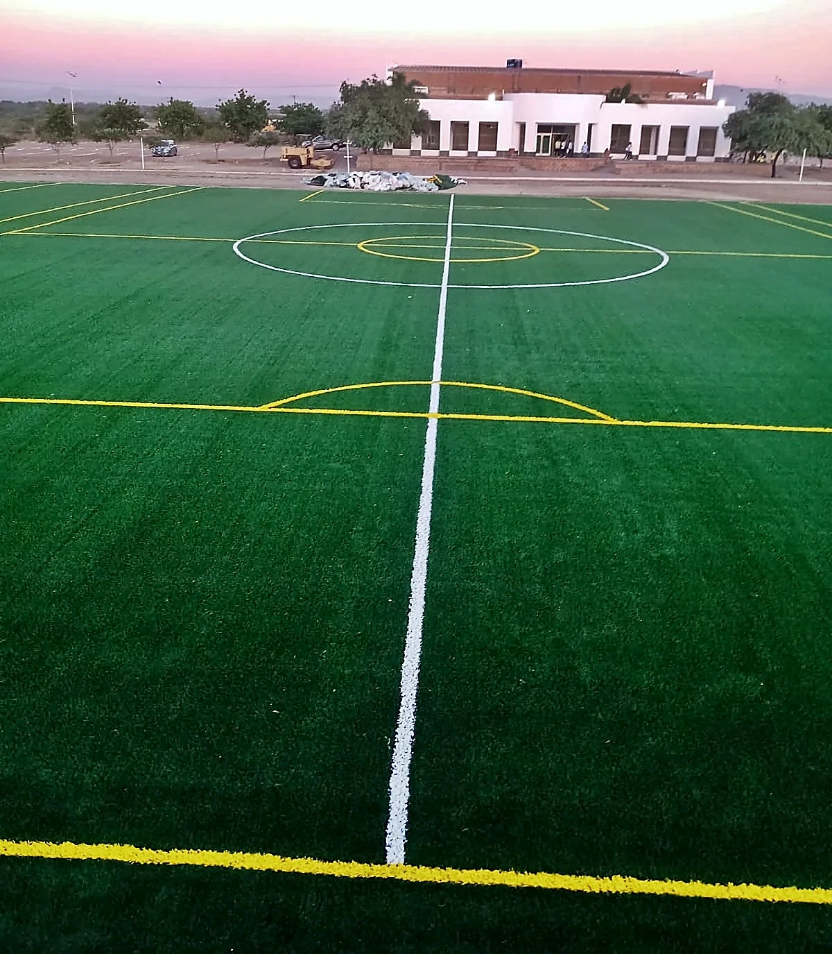Cancha de fútbol soccer con pasto sintético en Colegio Teresiano de la Veracruz, Ciudad Obregón, Sonora: la cancha desdel fondo
