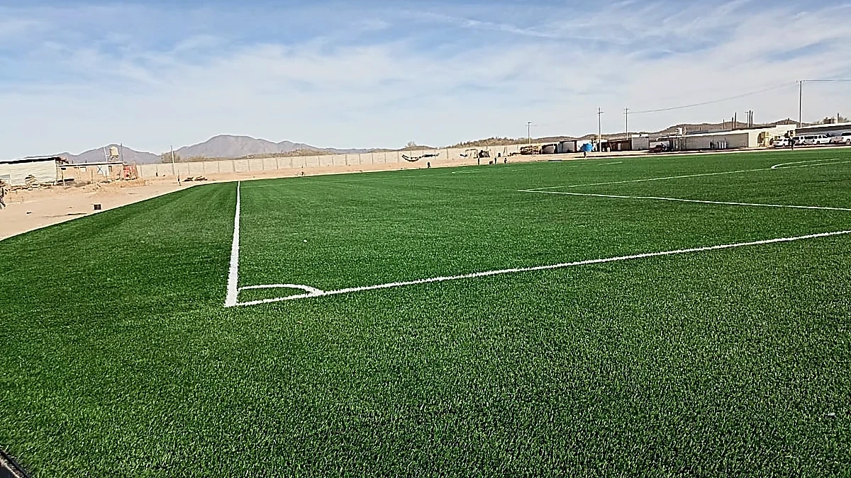 Cancha de fútbol soccer con pasto sintético en Instalaciones de la SEDENA, Caborca, Sonora: líneas de juego insertadas en el pasto