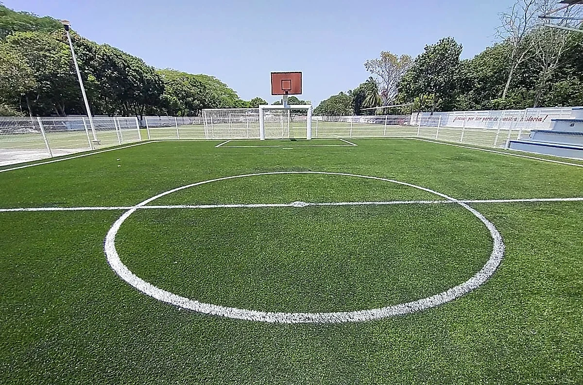 Cancha de fútbol 7 con pasto sintético en Acachanpan, Villahermosa, Tabasco: pasto sintético deportivo recién cepillado