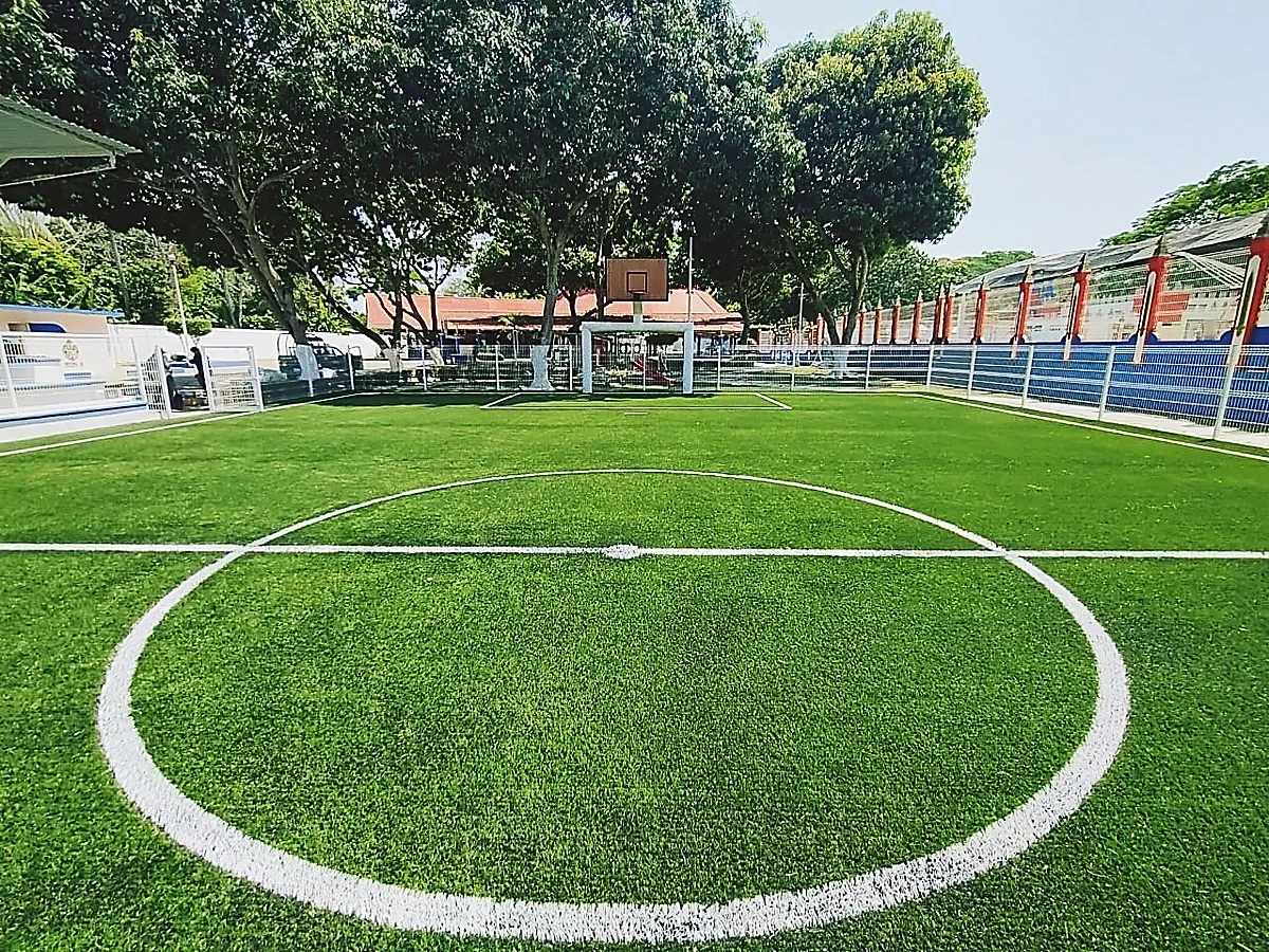 Detalle del pasto sintético de la cancha de fútbol 7 en Villahermosa, Tabasco