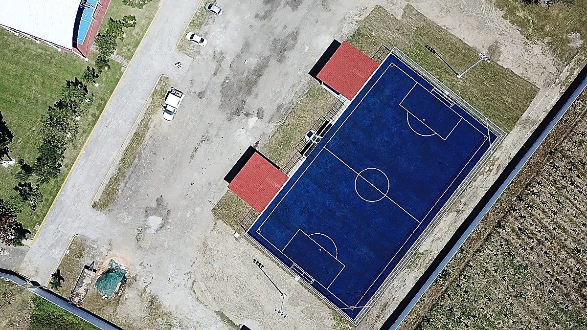 Cancha de fútbol 7 con pasto sintético en Área Recreativa Unidad y Compromiso (pasto azul), Villahermosa, Tabasco: otra vista de la cancha de fútbol 7