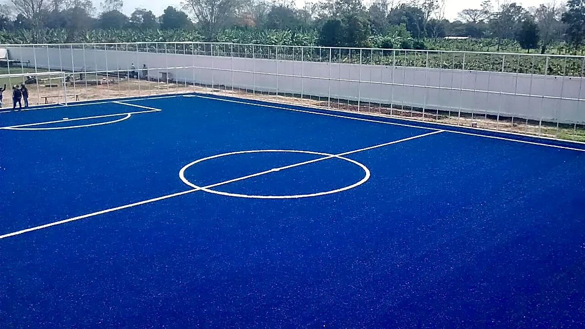 Cancha de fútbol 7 con pasto sintético en Área Recreativa Unidad y Compromiso (pasto azul), Villahermosa, Tabasco: pasto sintético deportivo recién cepillado