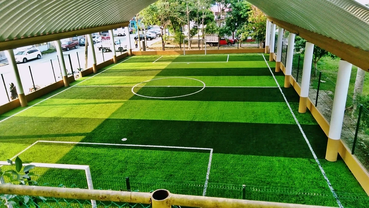 Cancha de fútbol 7 con pasto sintético en Fraccionamiento San Antonio, Cunduacán, Tabasco: líneas de juego insertadas en el mismo pasto