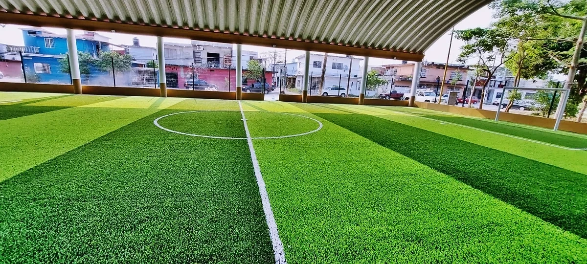Cancha de fútbol 7 con pasto sintético en Fraccionamiento San Antonio, Cunduacán, Tabasco: pasto sintético deportivo recién cepillado