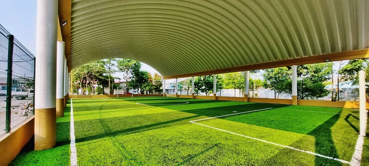 Cancha de fútbol 7 con pasto sintético en Fraccionamiento San Antonio, Cunduacán, Tabasco: la cancha desdel fondo