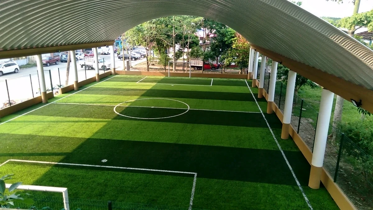 Detalle del pasto sintético de la cancha de fútbol 7 en Cunduacán, Tabasco