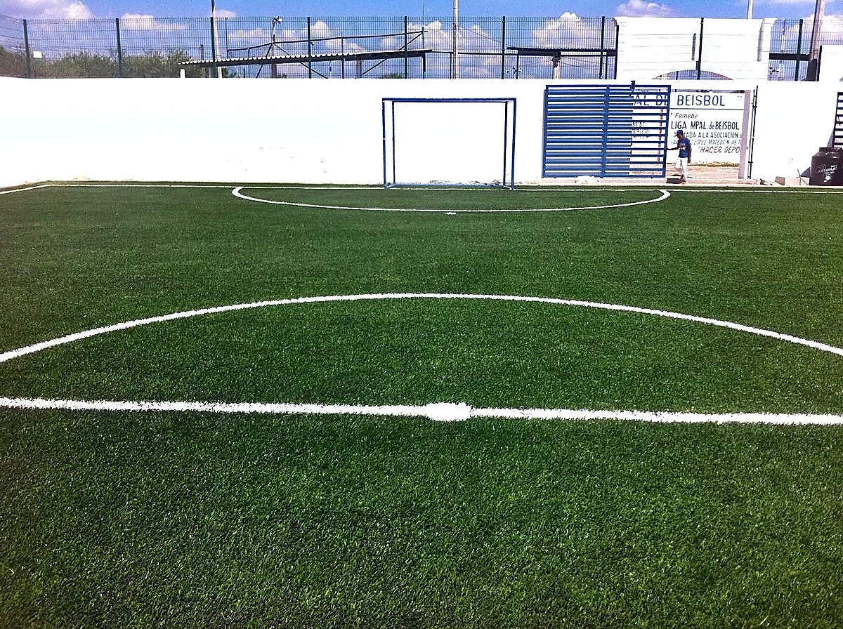 Cancha de fútbol 5 con pasto sintético en Campo Deportivo de la Colonia Praxedis Balboa, González, Tamaulipas: líneas insertadas en el pasto sintético