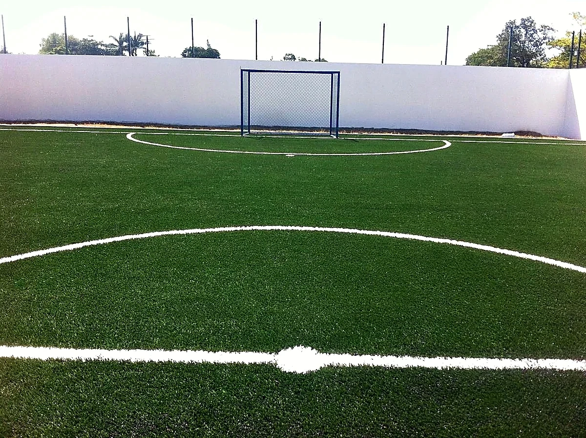 Cancha de fútbol 5 con pasto sintético en Campo Deportivo de la Colonia Praxedis Balboa, González, Tamaulipas: la cancha desde la línea lateral