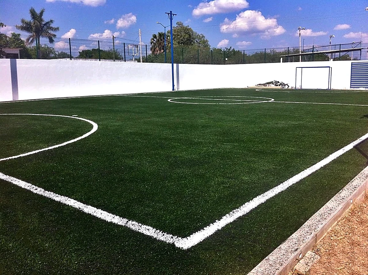 Cancha de fútbol 5 con pasto sintético en Campo Deportivo de la Colonia Praxedis Balboa, González, Tamaulipas: pasto sintético deportivo recién cepillado