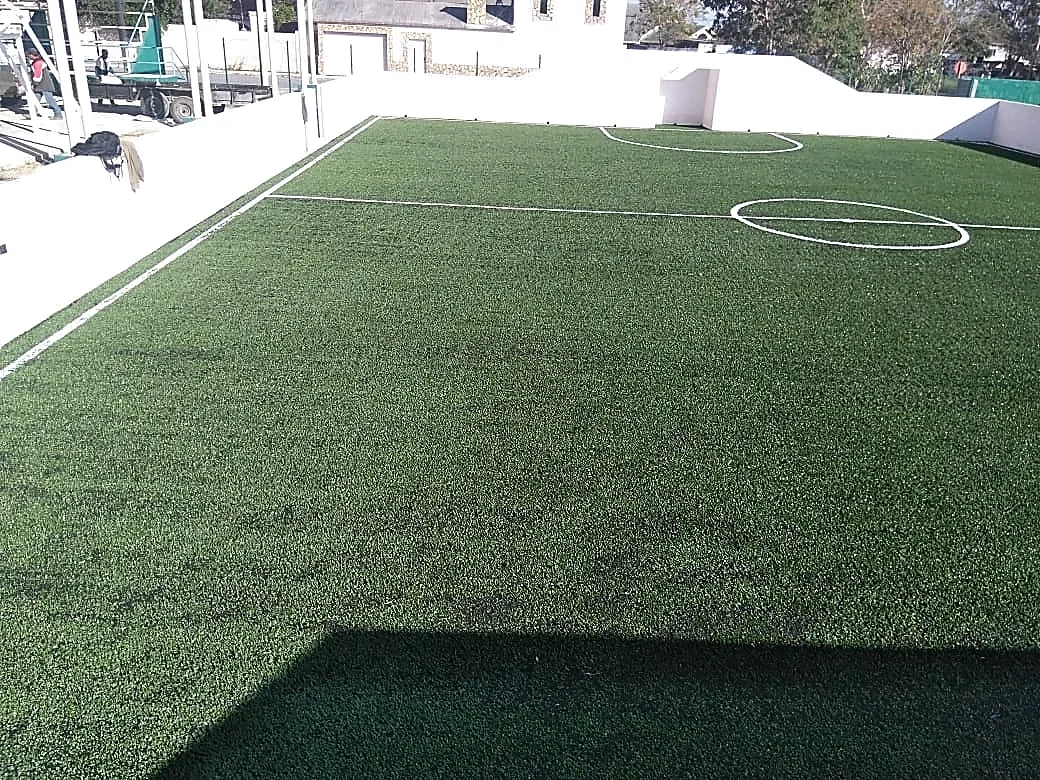 Cancha de fútbol 5 con pasto sintético en Campo Deportivo Nuevo Amanecer, Ciudad Mier, Tamaulipas: líneas insertadas en el pasto sintético