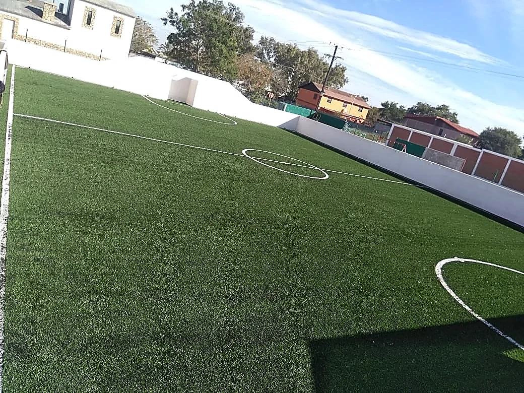 Cancha de fútbol 5 con pasto sintético en Campo Deportivo Nuevo Amanecer, Ciudad Mier, Tamaulipas: pasto sintético deportivo recién cepillado