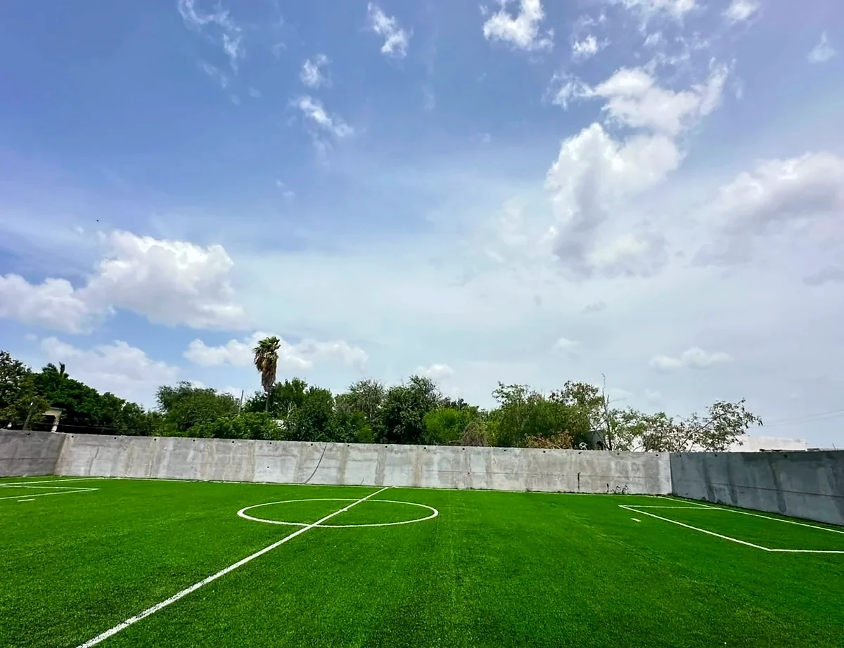 Cancha de fútbol 5 con pasto sintético en Cancha Cumbres, Reynosa, Tamaulipas: líneas insertadas en el pasto sintético