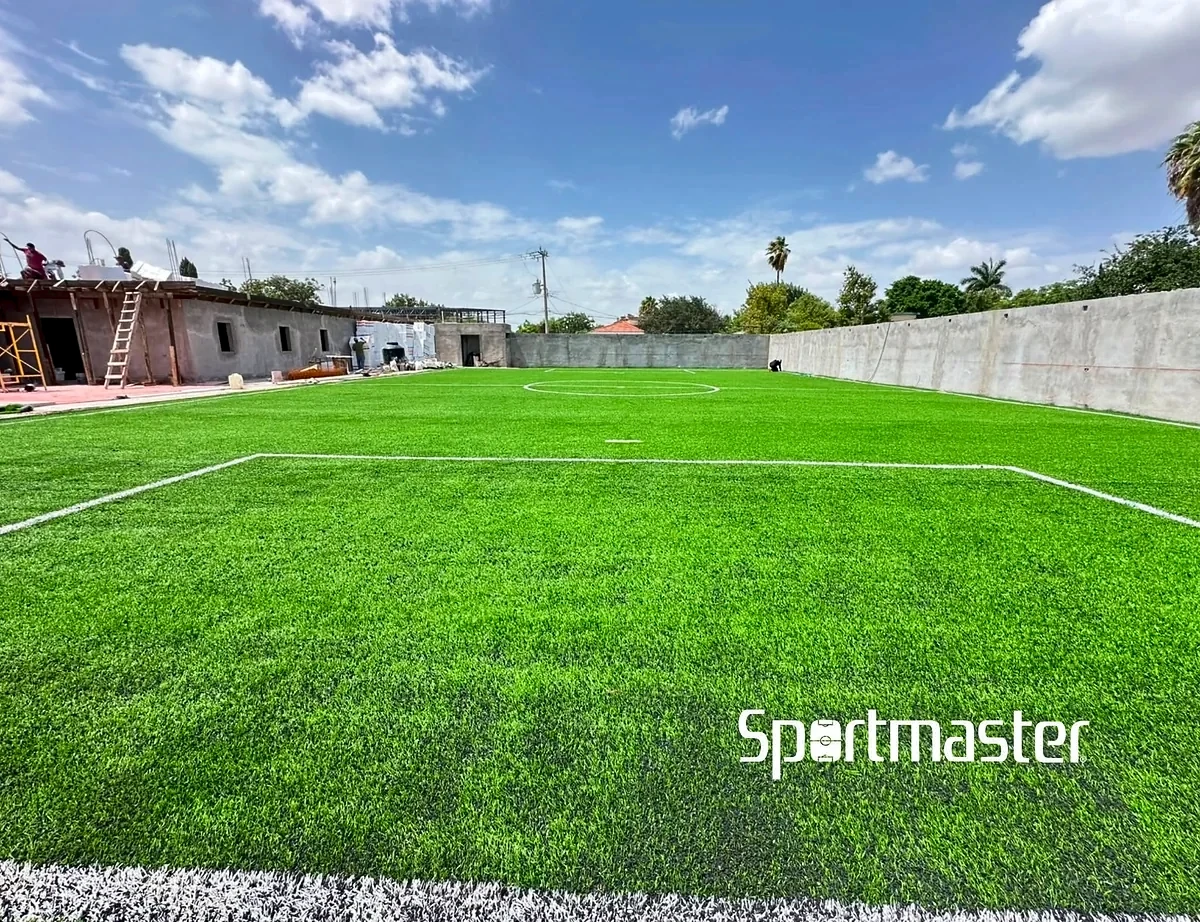 Detalle del pasto sintético de la cancha de fútbol 5 en Reynosa, Tamaulipas