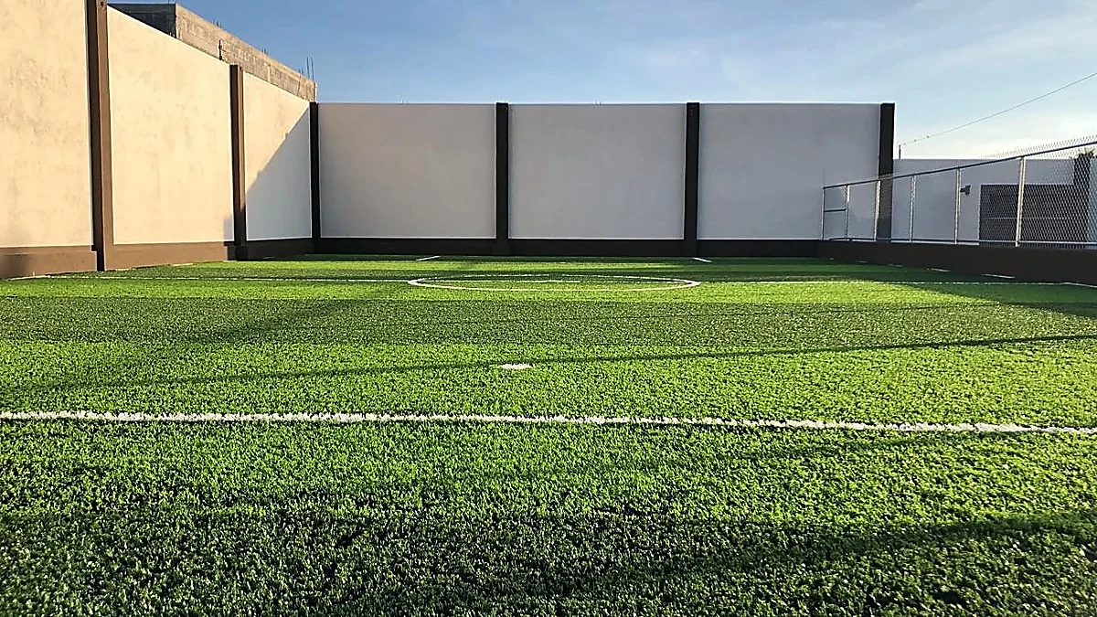 Cancha de fútbol 5 con pasto sintético en Cancha Deportiva Altavista, Ciudad Victoria, Tamaulipas: líneas insertadas en el pasto sintético
