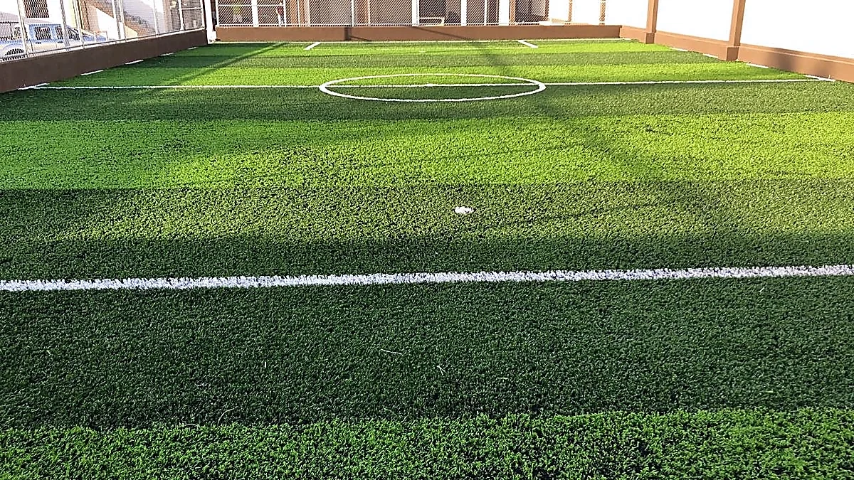 Cancha de fútbol 5 con pasto sintético en Cancha Deportiva Altavista, Ciudad Victoria, Tamaulipas: la cancha desde la línea lateral