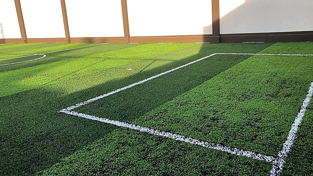 Cancha de fútbol 5 con pasto sintético en Cancha Deportiva Altavista, Ciudad Victoria, Tamaulipas: la cancha desdel fondo