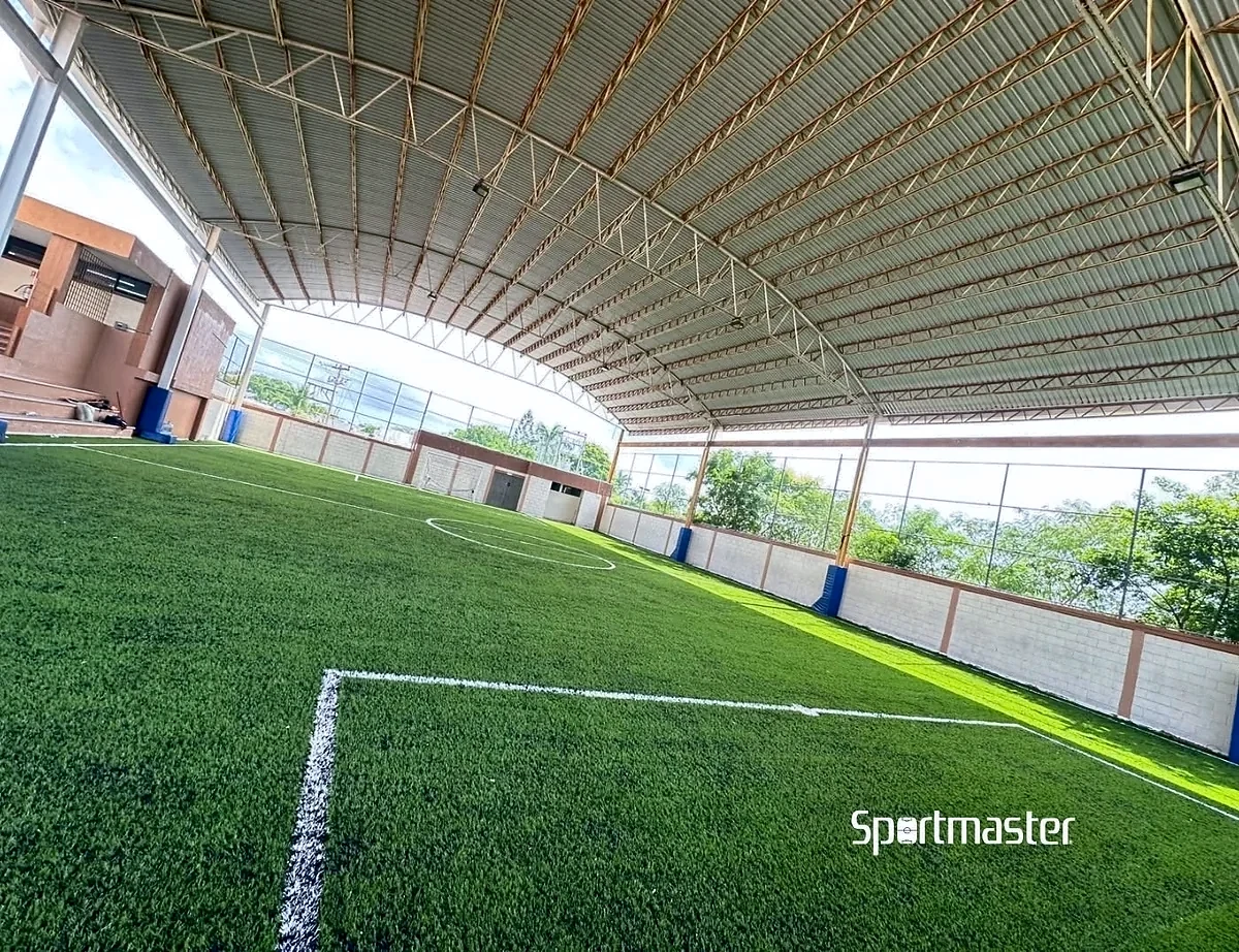 Cancha de fútbol 5 con pasto sintético en Colegio Columbia, Tampico, Tamaulipas: líneas insertadas en el pasto sintético