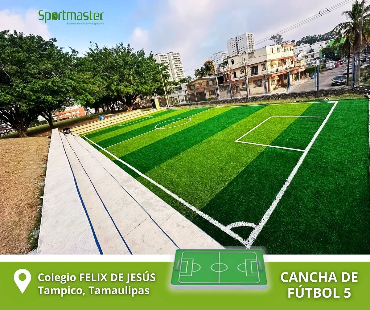 Cancha de fútbol 5 con pasto sintético en Colegio Félix de Jesús, Tampico, Tamaulipas: líneas insertadas en el pasto sintético