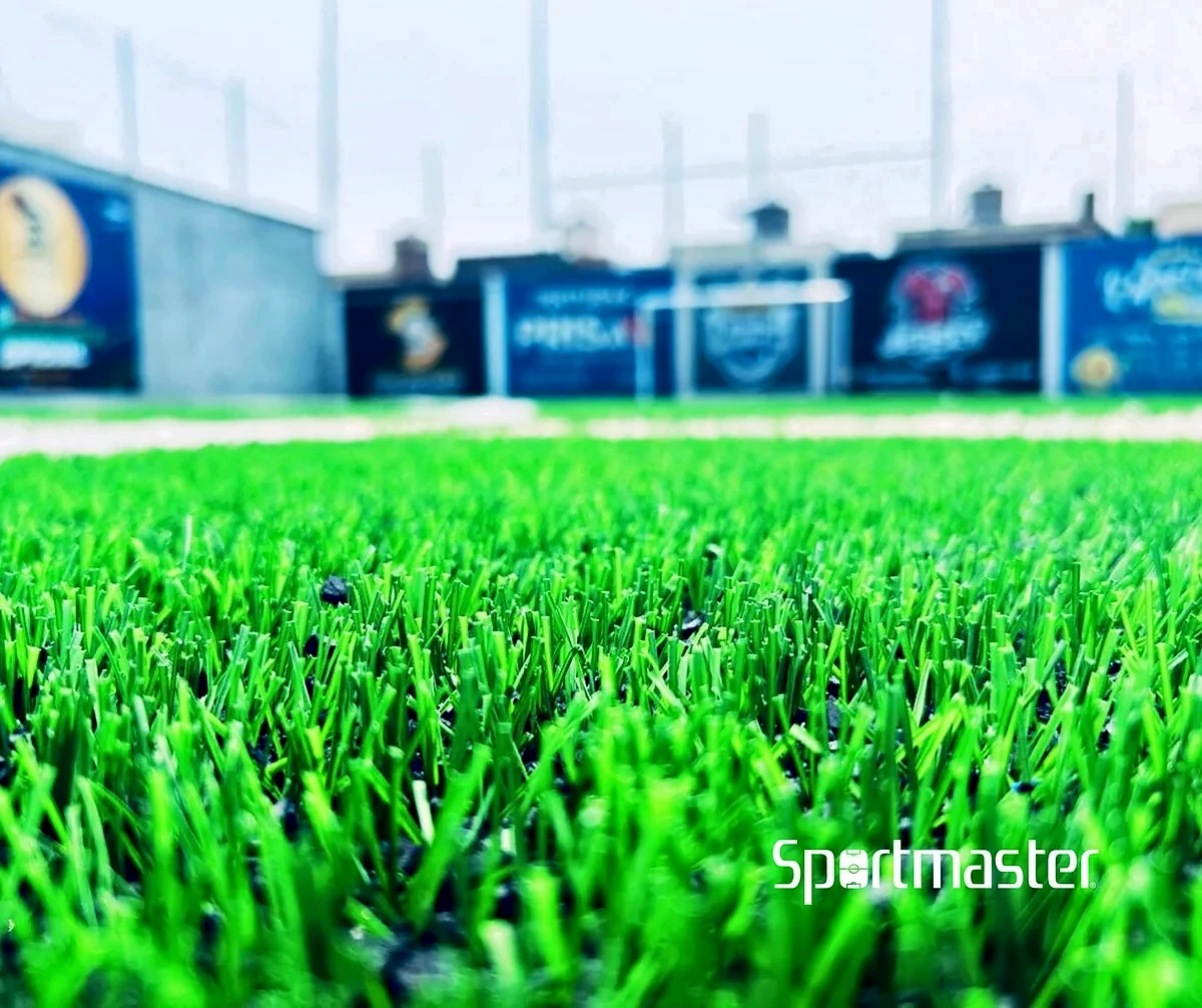 Cancha de fútbol 5 con pasto sintético en Deportivo Arena Corona, Tampico, Tamaulipas: líneas insertadas en el pasto sintético