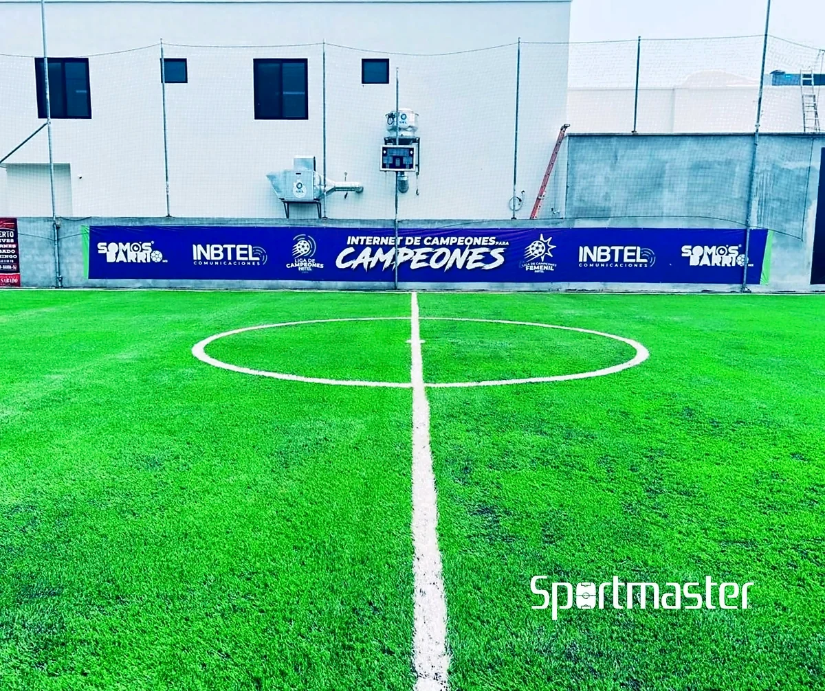 Detalle del pasto sintético de la cancha de fútbol 5 en Tampico, Tamaulipas