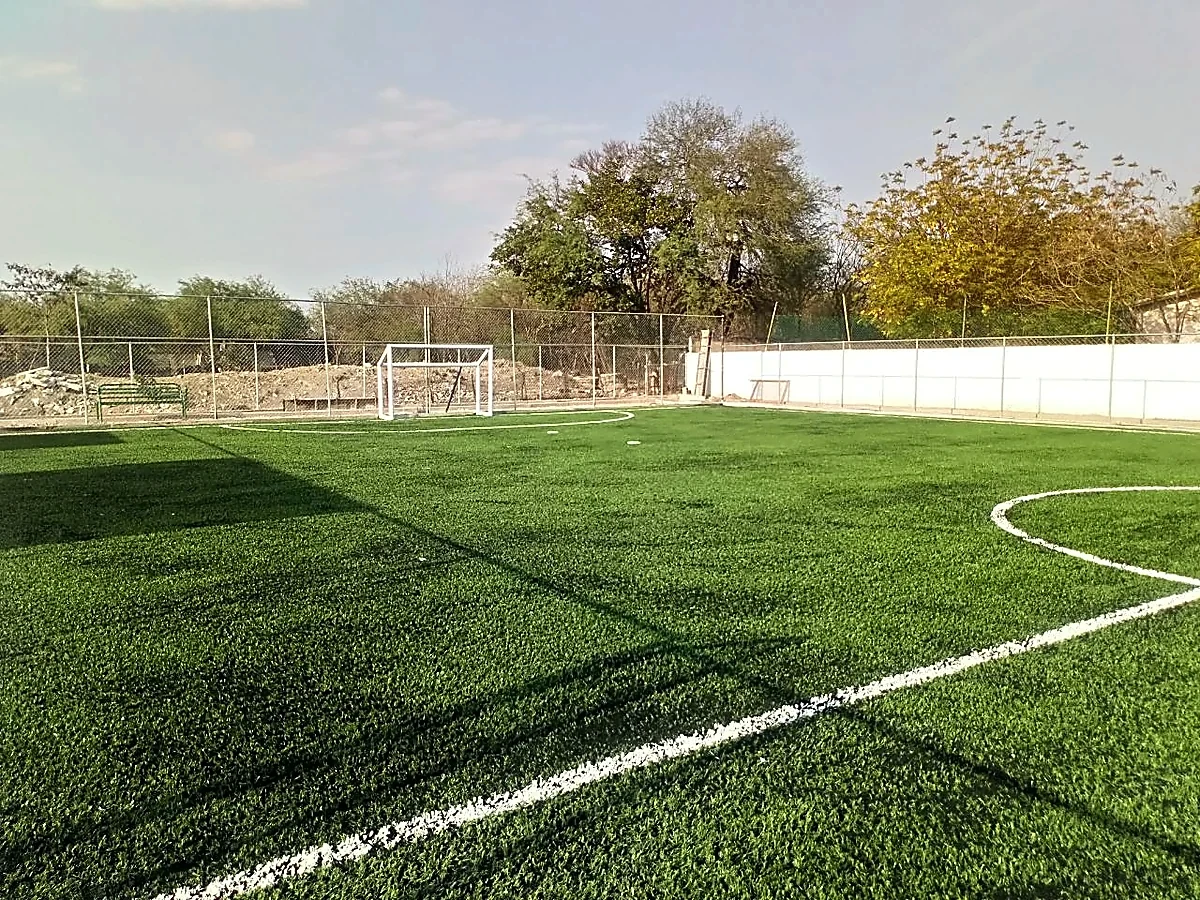 Cancha de fútbol 5 con pasto sintético en El Mante, Tamaulipas: la cancha desdel fondo
