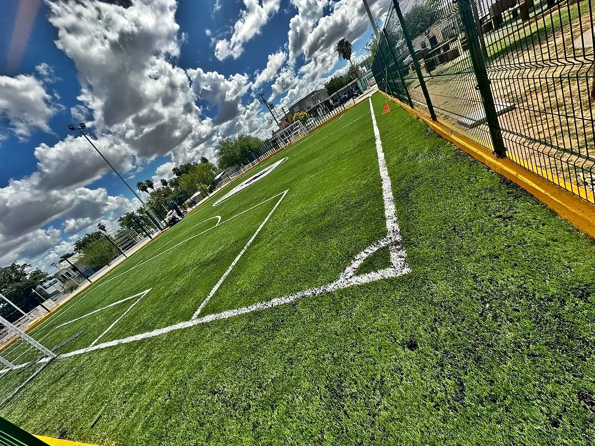 Cancha de fútbol 5 con pasto sintético en Plaza Pública la Libertad, Nuevo Laredo, Tamaulipas: vista de la cancha y su entorno