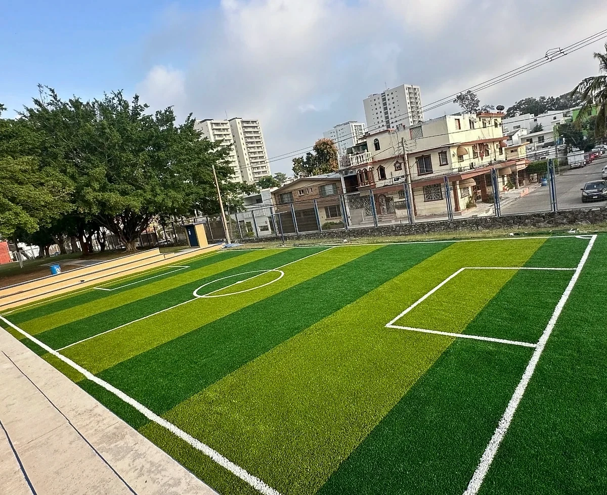 Cancha de fútbol 5 con pasto sintético en Tampico, Tamaulipas