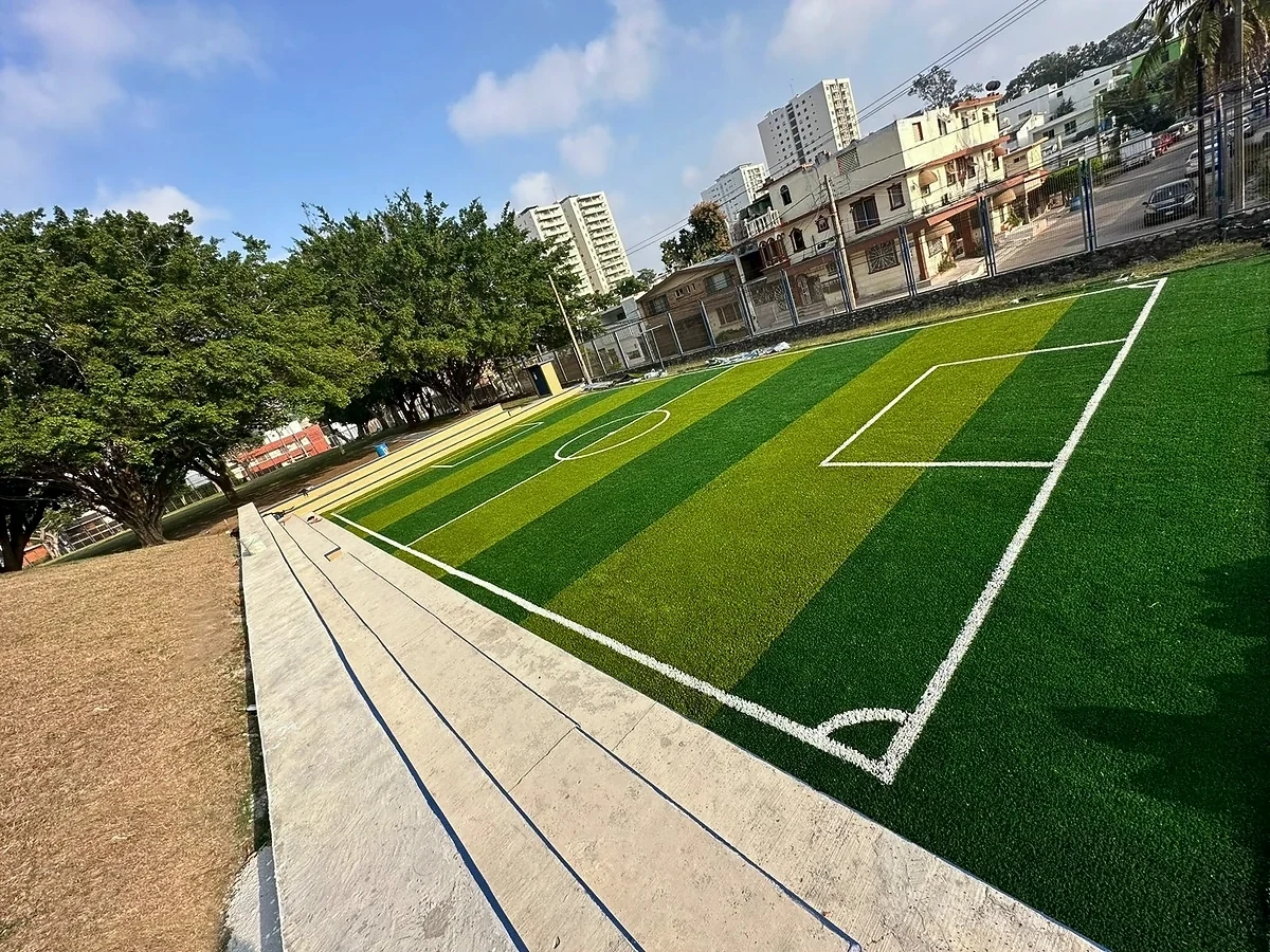 Cancha de fútbol 5 con pasto sintético en Tampico, Tamaulipas: vista de la cancha y su entorno