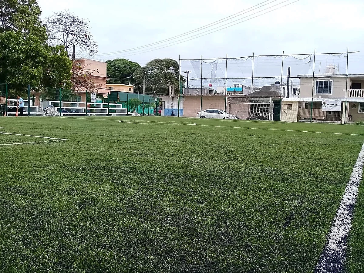 Cancha de fútbol 5 con pasto sintético en Unidad Deportiva Benito Juárez, Ciudad Madero, Tamaulipas: la cancha desde la línea lateral