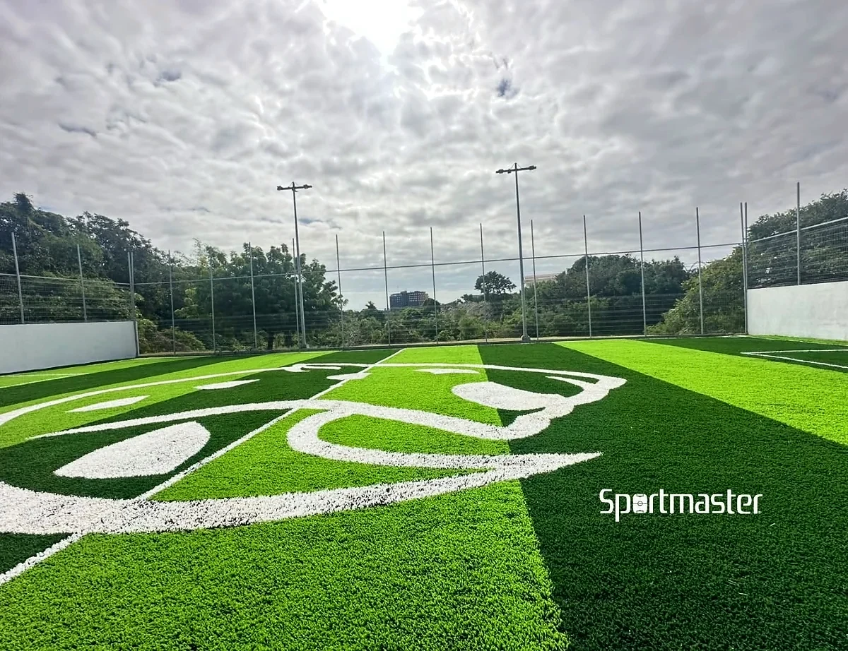 Cancha de fútbol 5 con pasto sintético en Universidad del Noreste, Tampico
