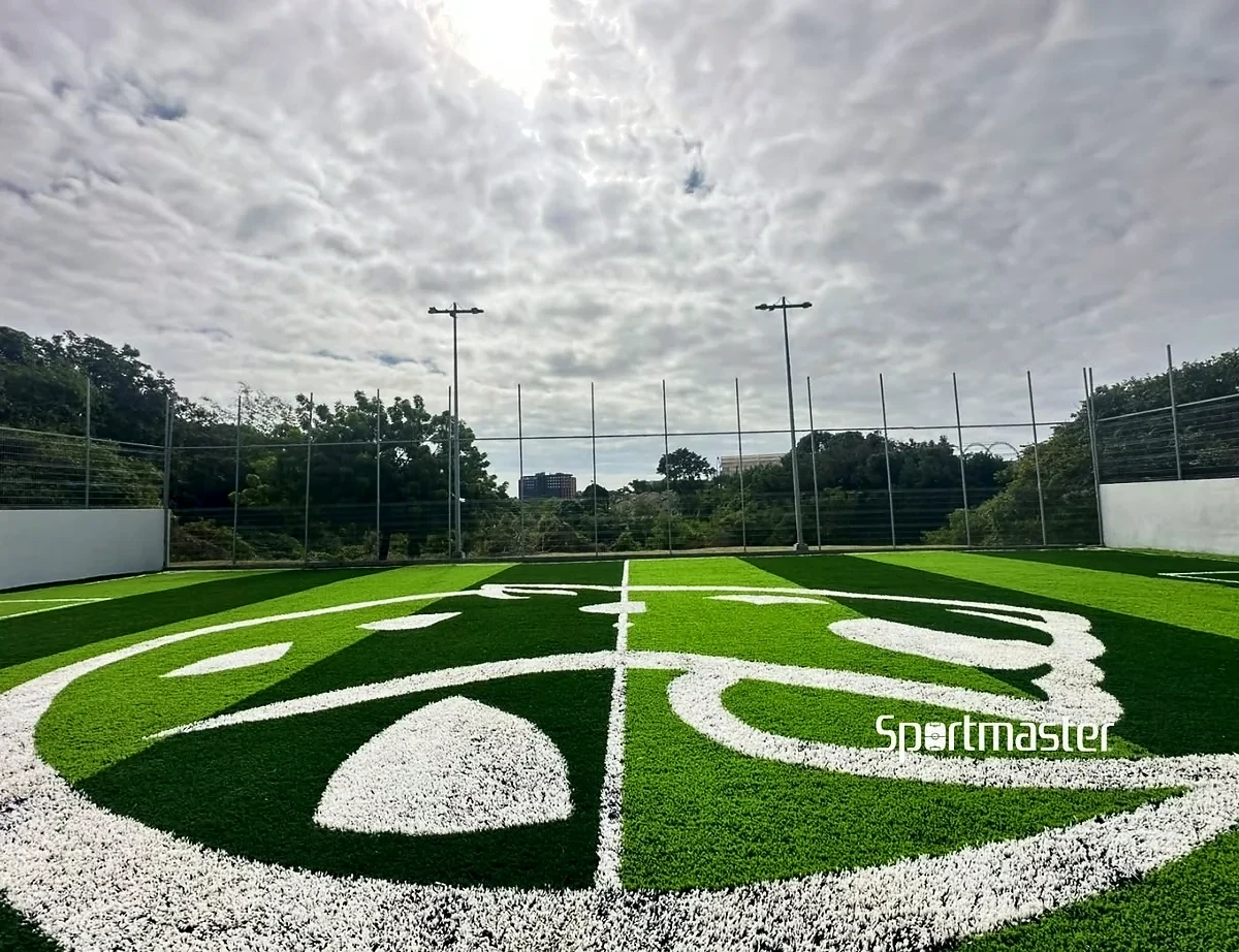 Cancha de fútbol 5 con pasto sintético en Universidad del Noreste, Tampico, Tamaulipas: líneas insertadas en el pasto sintético