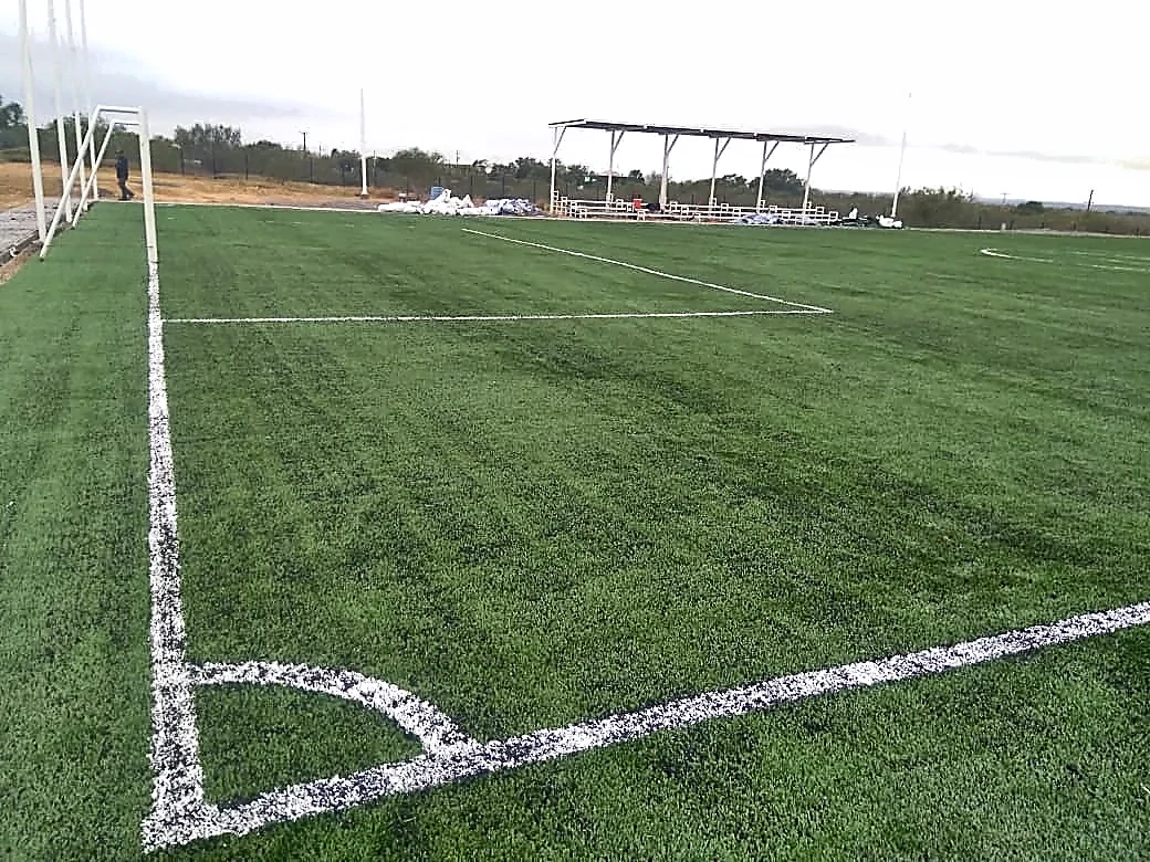 Cancha de fútbol 7 con pasto sintético en Campo Deportivo de Ciudad Guerrero, Tamaulipas: líneas de juego insertadas en el mismo pasto