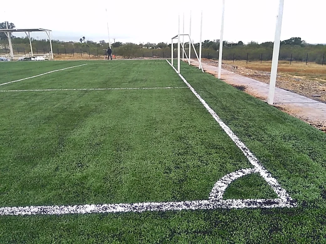 Detalle del pasto sintético de la cancha de fútbol 7 en Ciudad Guerrero, Tamaulipas