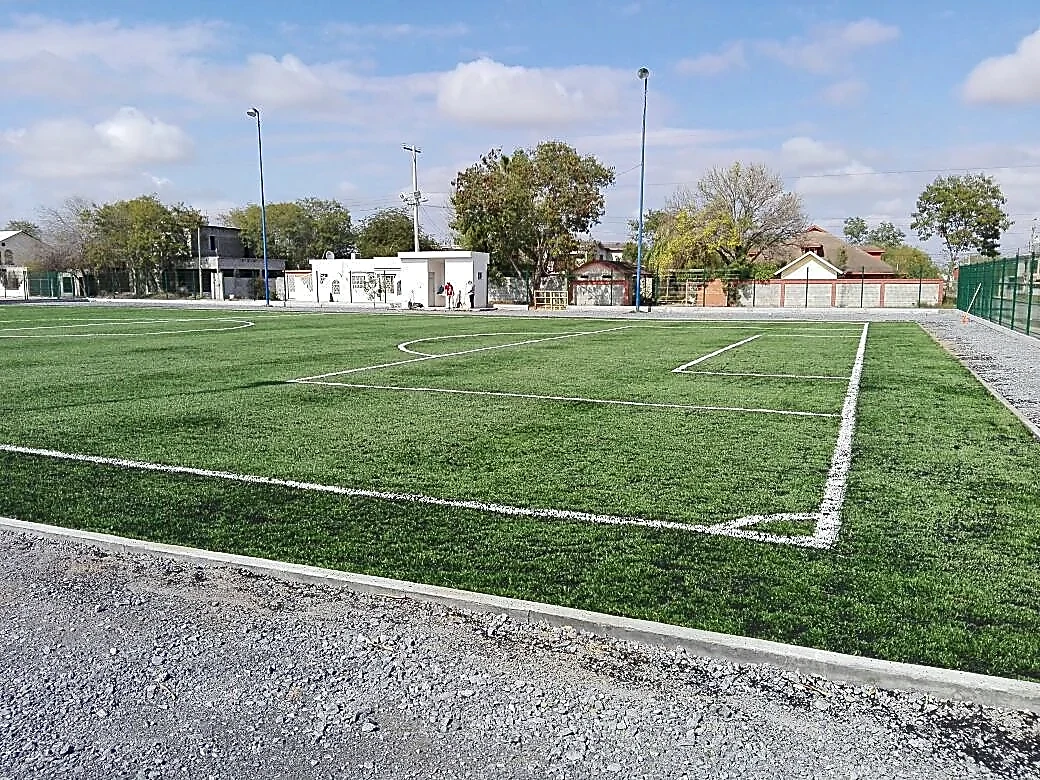 Cancha de fútbol 7 con pasto sintético en Campo Deportivo los Guerra, Miguel Alemán, Tamaulipas: la cancha desde la línea lateral